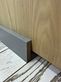 Плинтус Cubu XL 80*16*2500 Светло-серый